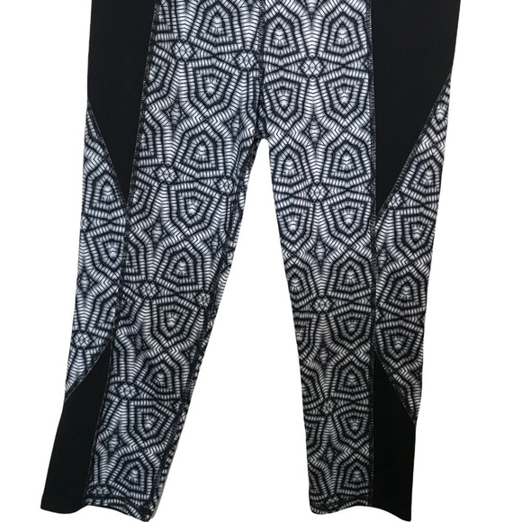 Athleta Black White Chaturanga Capri size Medium - Picture 5 of 8